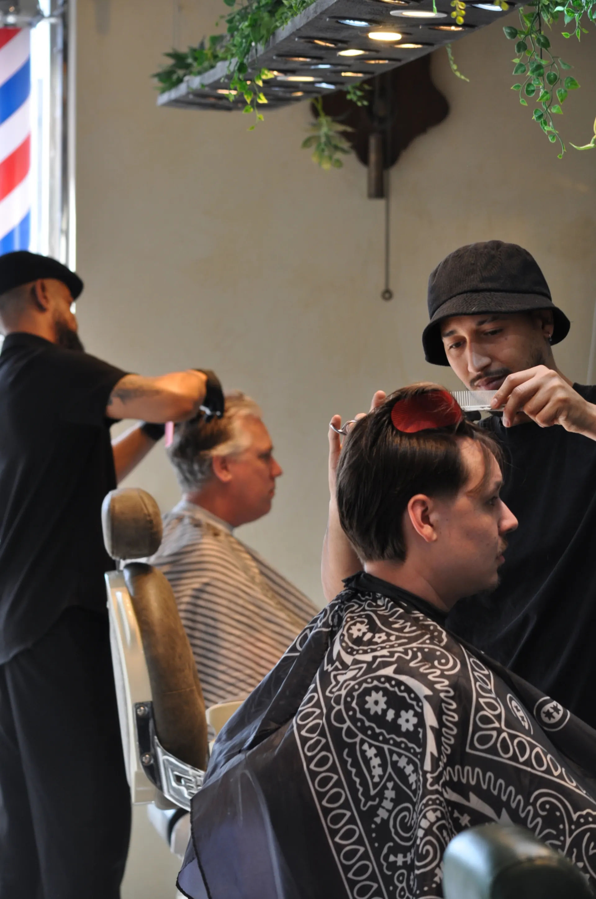 Barbers aan het werk in Barber Poort Almere
