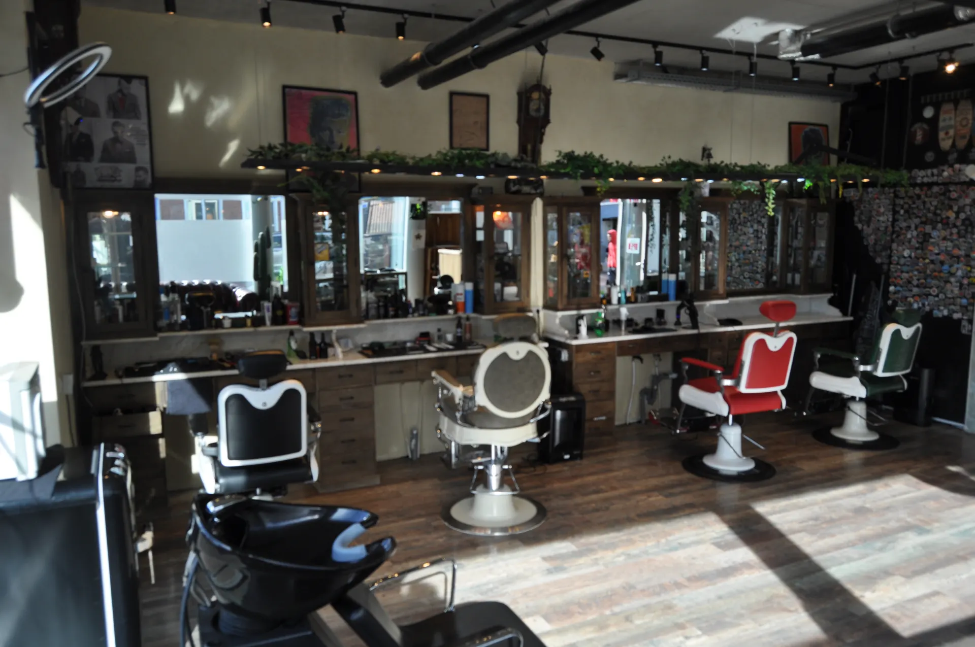 Interieur van Barber Poort Almere met werkplekken en spiegels