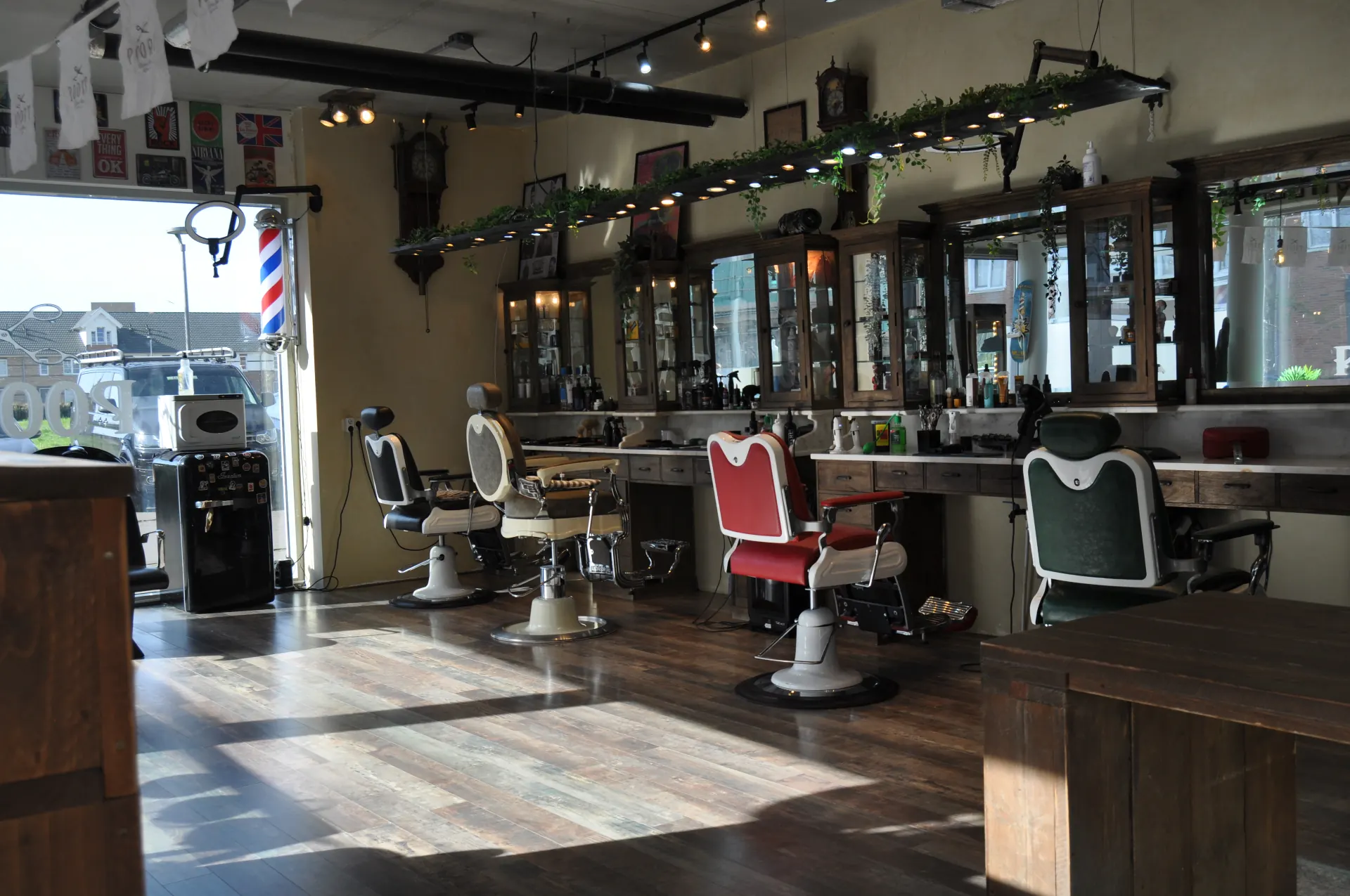 Vooraanzicht Barber Poort met barberpaal