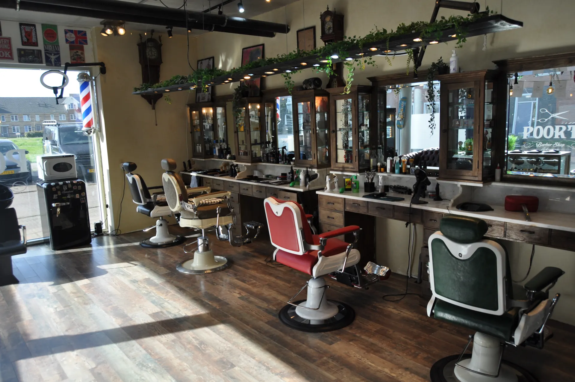 Vintage interieur van Barber Poort Almere, bestemming voor mannen uit Het Gooi