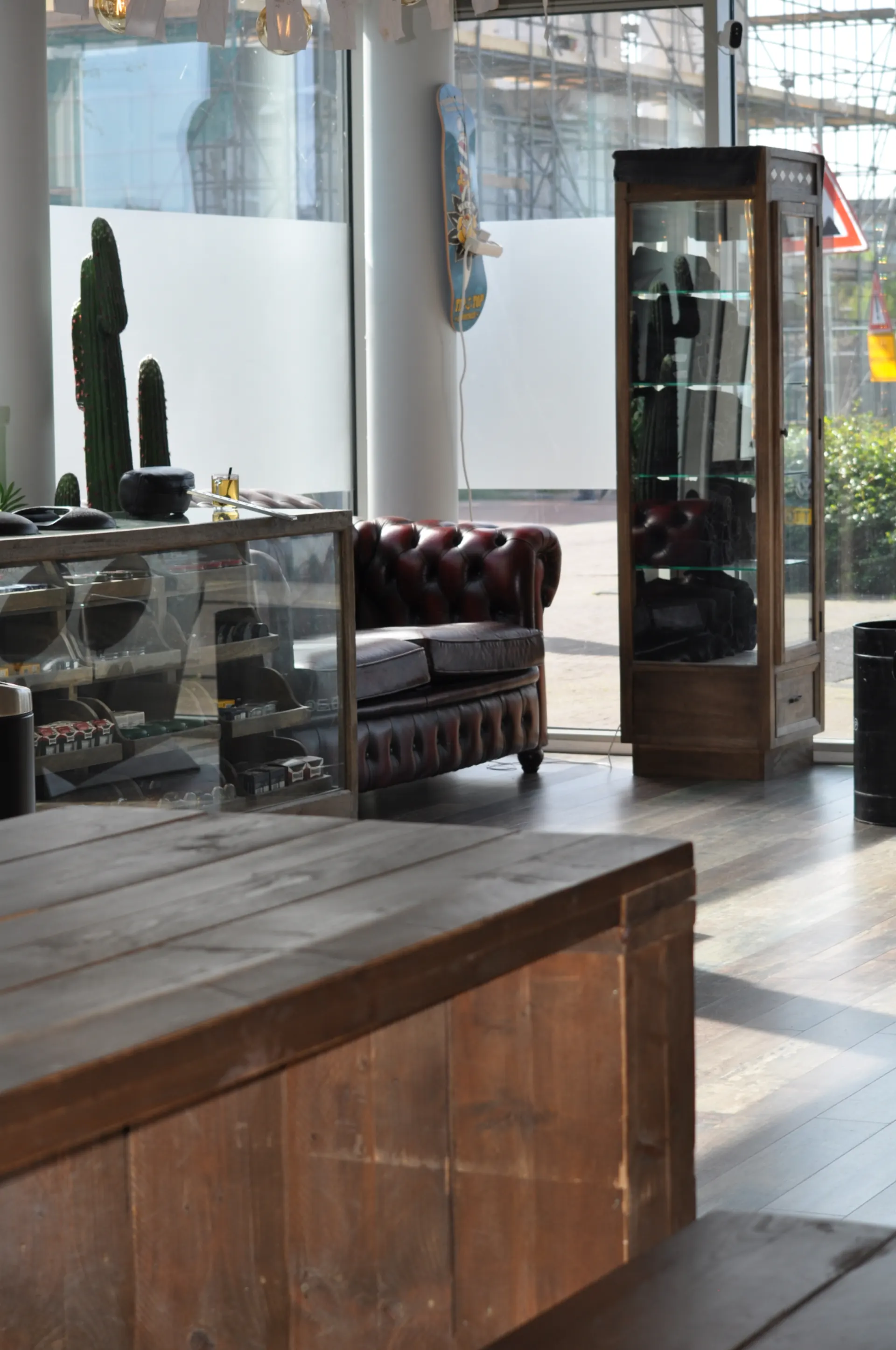 Vitrine met haar- en baardproducten in Barber Poort Almere