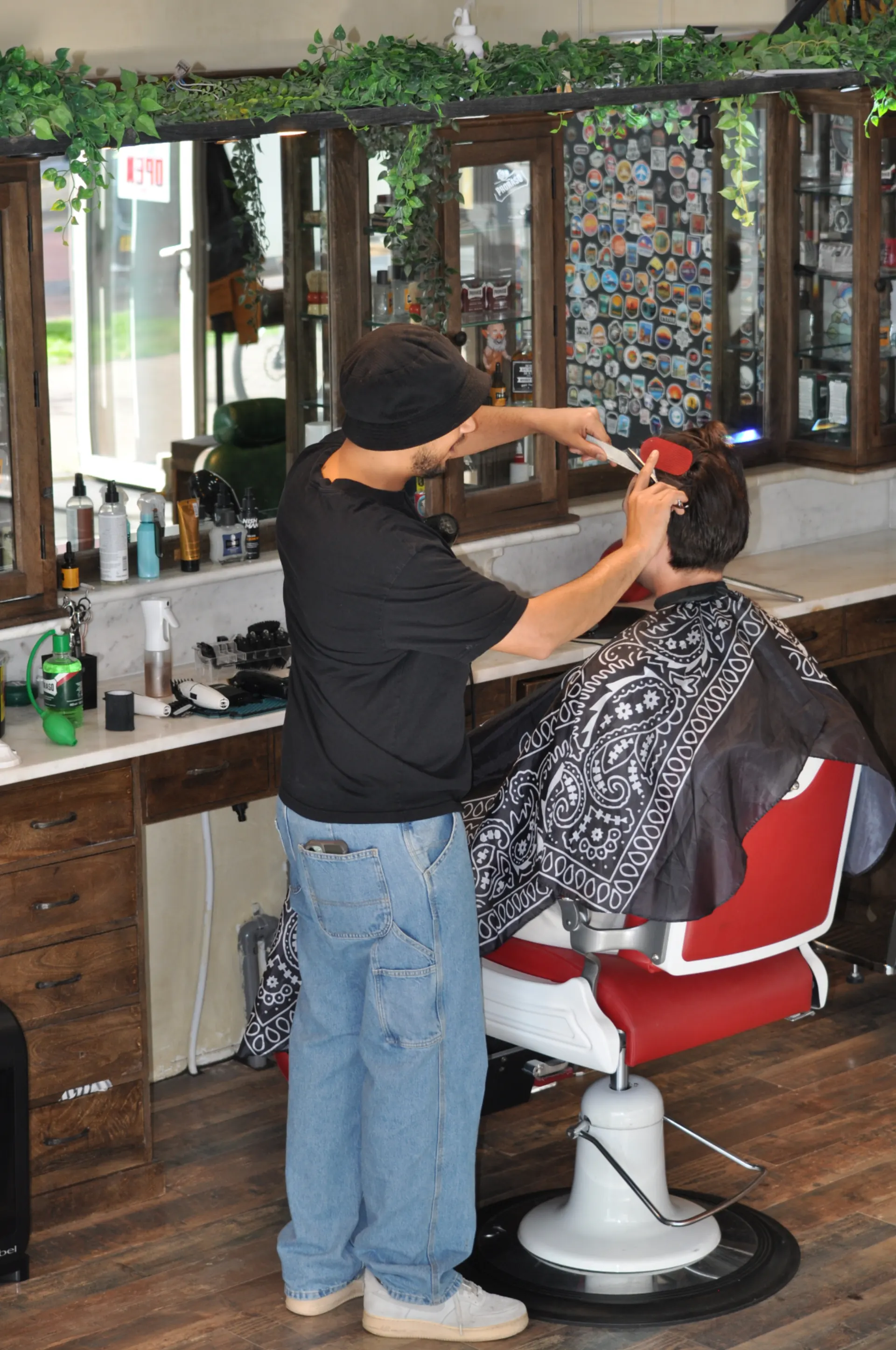 Vakbarber knipt klant in rode barberstoel bij Barber Poort Almere
